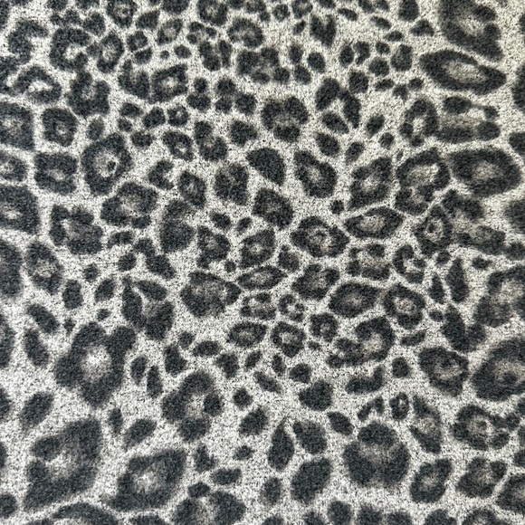 ⭐️WHITE HOUSE BLACK MARKET - SWEATER KNIT LEOPARD PRINT MINI DRESS⭐️ - Picture 4 of 6